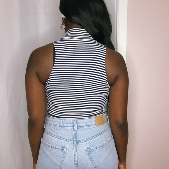 Sleeveless Turtleneck Crop - Picture 3 of 5